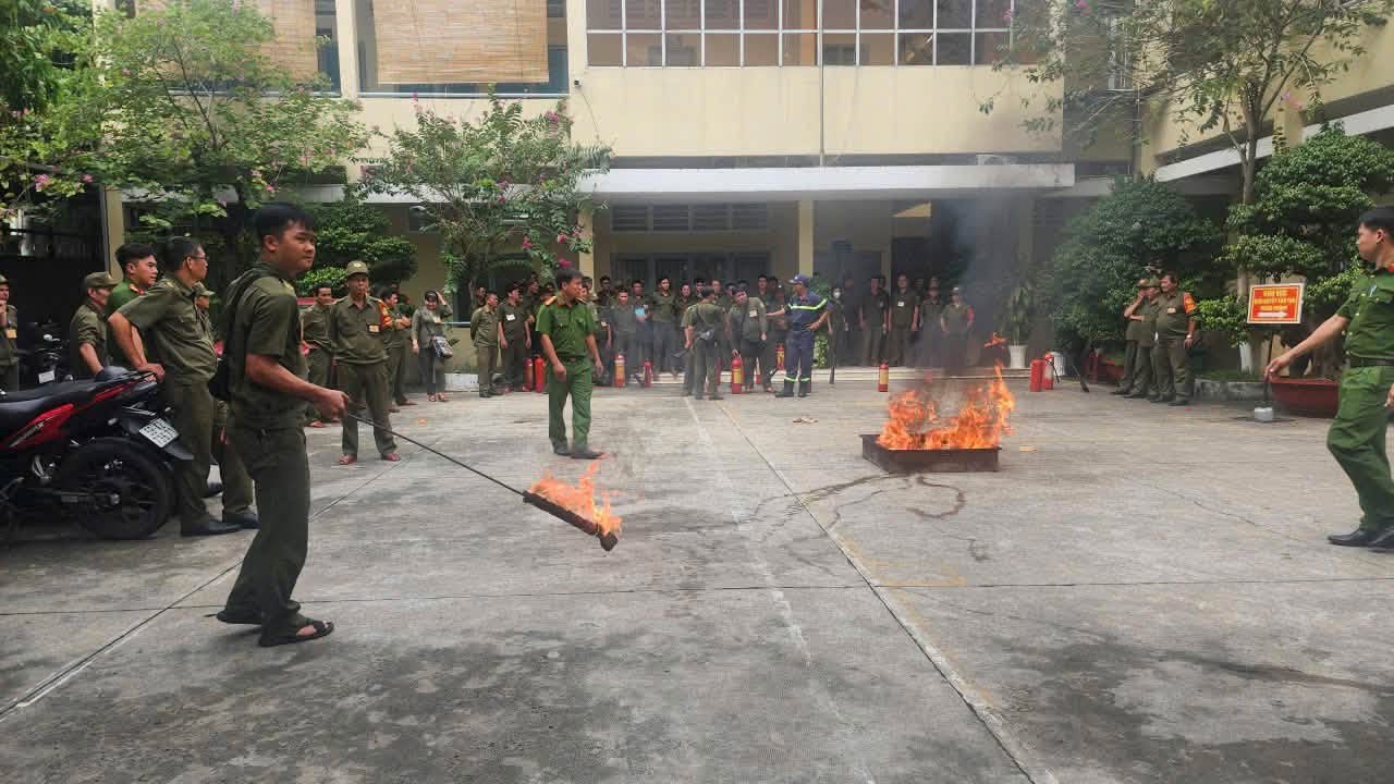 TỔ CHỨC HUẤN LUYỆN, BỒI DƯỠNG CHÍNH TRỊ, PHÁP LUẬT, NGHIỆP VỤ CHO LỰC LƯỢNG THAM GIA BẢO VỆ AN NINH, TRẬT TỰ Ở CƠ SỞ chay